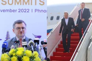 Ngoại trưởng Ukraine Dymtro Kuleba (trái) và người đồng cấp Nga Sergey Lavrov. Ảnh: AKP