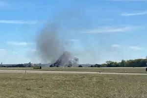 Khói đen bốc lên tại khu vực máy bay rơi. Ảnh: AFP