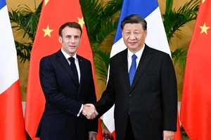 Tổng thống Pháp Emmanuel Macron (trái) và Chủ tịch Trung Quốc Tập Cận Bình. Ảnh: TÂN HOA XÃ