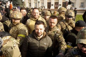 Tổng thống Ukraine - ông Volodymyr Zelensky (giữa) đã tới thăm Kherson ngày 14-11. Ảnh: REUTERS