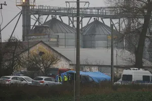 Cảnh sát Ba Lan phong tỏa hiện trường nơi tên lửa rơi. Ảnh: AP