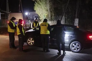 Cảnh sát Ba Lan tại hiện trường nơi tên lửa rơi. Ảnh: AP