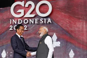 Kết thúc hội nghị thượng đỉnh, Tổng thống Indonesia - ông Joko Widodo đã chính thức bàn giao chức Chủ tịch G20 cho Ấn Độ. Ảnh: REUTERS