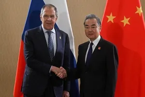 Ngoại trưởng Nga Sergey Lavrov (trái) và Bộ trưởng Ngoại giao Trung Quốc Vương Nghị. Ảnh: SPUTNIK