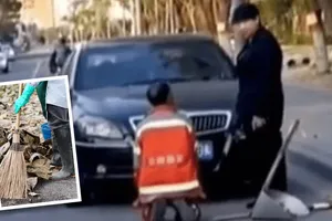 Vợ chồng chủ xe sang bắt một lao công lớn tuổi phải quỳ xuống đất xin lỗi. Ảnh: DOUYIN