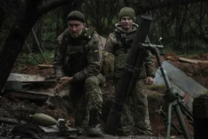 Binh sĩ Nga dùng súng cối tấn công quân Nga khi giao tranh với Moscow tại mặt trận Donetsk. Ảnh: REUTERS