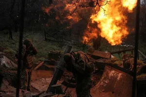 Quân Ukraine bắn súng cối về phía các lực lượng Nga tại tiền tuyến tỉnh Donetsk (vùng Donbass). Ảnh: REUTERS