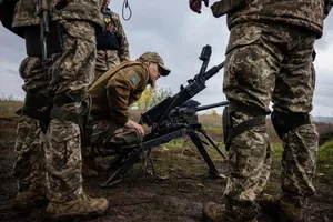 Lính Ukraine kiểm tra vũ khí trên tiền tuyến tỉnh Donetsk. Ảnh: AFP