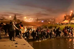 Hàng nghìn người di cư đã vượt biên trái phép vào bang Texas, Mỹ tối 11-12. Ảnh: FOX NEWS