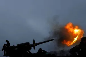 Lính Ukraine khai hỏa pháo tự hành 2S7 Pion tại tiền tuyến TP Bakhmut (tỉnh Donetsk) ngày 26-12. Ảnh: REUTERS