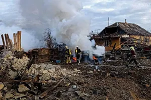 Khu vực nhà dân ở thủ đô Kiev bị phá hủy dưới làn đạn pháo của Nga ngày 29-12. Ảnh: REUTERS