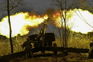 Binh sĩ Ukraine dùng lựu pháo 2A65 Msta-B bắn về phía quân Nga khi giao tranh tại tỉnh Zaporizhia. Ảnh: REUTERS