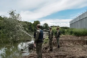 Cảnh sát Hy Lạp tuần tra gần hàng rào biên giới dọc sông Evros. Ảnh: AFP