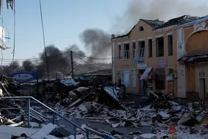 Những cột khói bốc lên từ một cuộc không kích của Nga tại tỉnh Donetsk (Ukraine) trong thời gian ngừng bắn kéo dài 36 giờ mà Tổng thống Nga Vladimir Putin tuyên bố. Ảnh: REUTERS