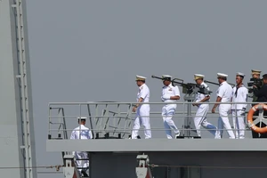 Tàu chiến trong lễ kỷ niệm 72 năm thành lập Hải quân Myanmar vào tháng 12-2019. Ảnh: EPA