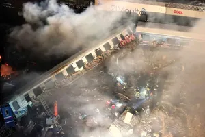 Khói bốc lên sau khi hai đoàn tàu va chạm ở Hy Lạp tối 28-2. Ảnh: CNN