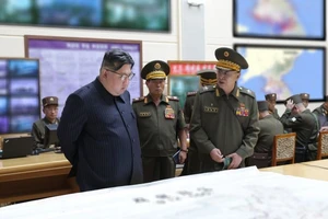 Triều Tiên phóng 2 tên lửa đạn đạo, diễn tập tấn công hạt nhân Hàn Quốc