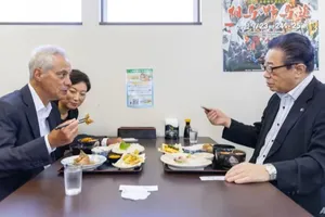 Đại sứ Mỹ tại Nhật ăn cá tỉnh Fukushima