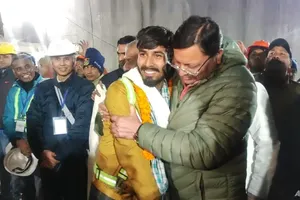 Tin vui, 41 công nhân kẹt 17 ngày trong đường hầm sập ở Ấn Độ đã được cứu 