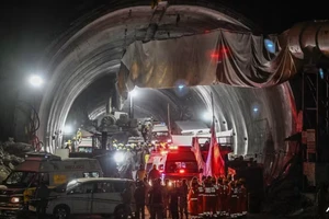 41 công nhân được cứu ra khỏi đường hầm sập thế nào?