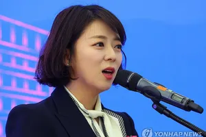 Nữ nghị sĩ Hàn Quốc bị đập đá vào đầu trên phố