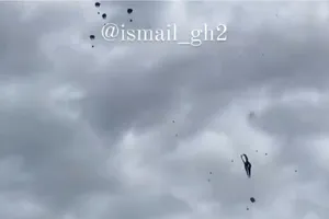 Dù kẹt không bật, thùng viện trợ rơi đè 5 người Gaza chết thảm