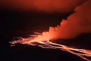 VIDEO: Dữ dội núi lửa phun cả 'dòng sông dung nham' đỏ rực