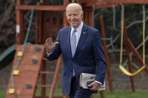 Ông Biden ký gói chi 1.200 tỉ USD, chính phủ Mỹ thoát đóng cửa vào phút chót