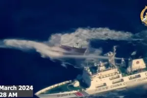 Toàn cảnh vụ tàu hải cảnh Trung Quốc phun vòi rồng tàu tiếp tế Philippines ở bãi Cỏ Mây