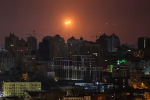 Mưa tên lửa, UAV trút xuống thủ đô Ukraine và tỉnh Lviv