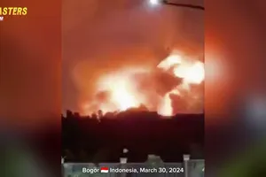 VIDEO: Cháy kho đạn ở Indonesia, khói lửa bốc lên ngùn ngụt 