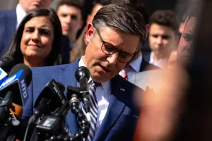 Vì sao phe Dân chủ chìa tay với Chủ tịch Hạ viện Mỹ? 