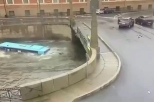 VIDEO: Kinh hoàng xe buýt lao xuống sông St Petersburg, nhiều người chết