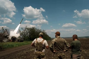 Chiến sự Nga-Ukraine 10-5: UAV Ukraine ồ ạt tấn công sang Nga; Ông Zelensky đang họp báo thì bị không kích