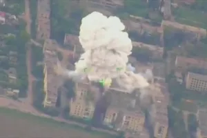 VIDEO: Cảnh được cho là Nga dội bom có sức công phá kinh hoàng về phía Ukraine