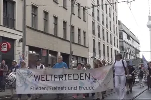 VIDEO: Biểu tình lớn ở Berlin phản đối viện trợ Ukraine và chống Nga