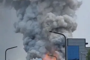 VIDEO: Cháy nhà máy pin ở Hàn Quốc, ít nhất 20 người chết 