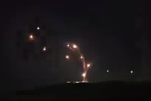 Video: Rocket Hezbollah nổ như pháo hoa trên bầu trời Israel