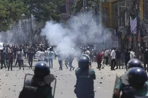 Sinh viên Bangladesh biểu tình phản đối quy định tuyển công chức, 32 người chết