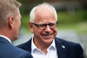 Chân dung phó tướng bà Harris: 'Hắc mã' đậm bản sắc Dân chủ