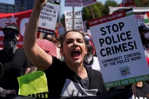 Hàng chục nghìn người biểu tình tại đại hội đảng Dân chủ