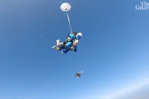 VIDEO: Cụ bà nhảy dù từ độ cao hơn 2.100 m mừng sinh nhật 102 tuổi