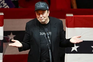 Tỉ phú Elon Musk bị tòa triệu tập vì treo thưởng 1 triệu USD cho cử tri Mỹ, nhưng không đến