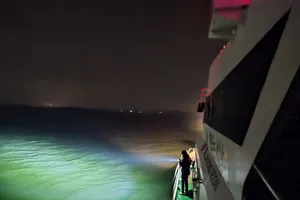 Hàn Quốc: Phà chở ô tô bị lật ngoài khơi bờ biển tây nam, nhiều người mất tích