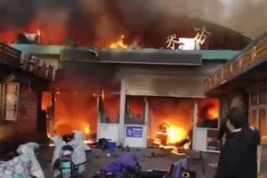 VIDEO: Cháy lớn tại chợ rau Trung Quốc, 8 người chết, 15 người bị thương