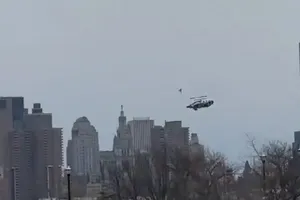 VIDEO: Trực thăng gãy đuôi trên không rồi rơi xuống sông ở New York, 6 người thiệt mạng