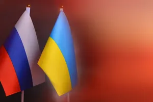 Quốc kỳ Nga (trái) và quốc kỳ Ukraine. Ảnh: SHUTTER STOCK