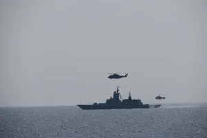 Hải quân Anh điều tàu chiến, trực thăng giám sát tàu Nga