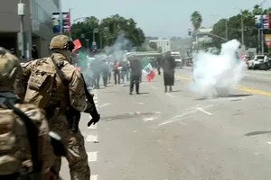 Ngày thứ 5 biểu tình ở Los Angeles: Tòa bác yêu cầu của California chặn khẩn cấp quân đội; Thủy quân lục chiến đã đến