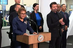 Los Angeles áp lệnh giới nghiêm vì biểu tình leo thang